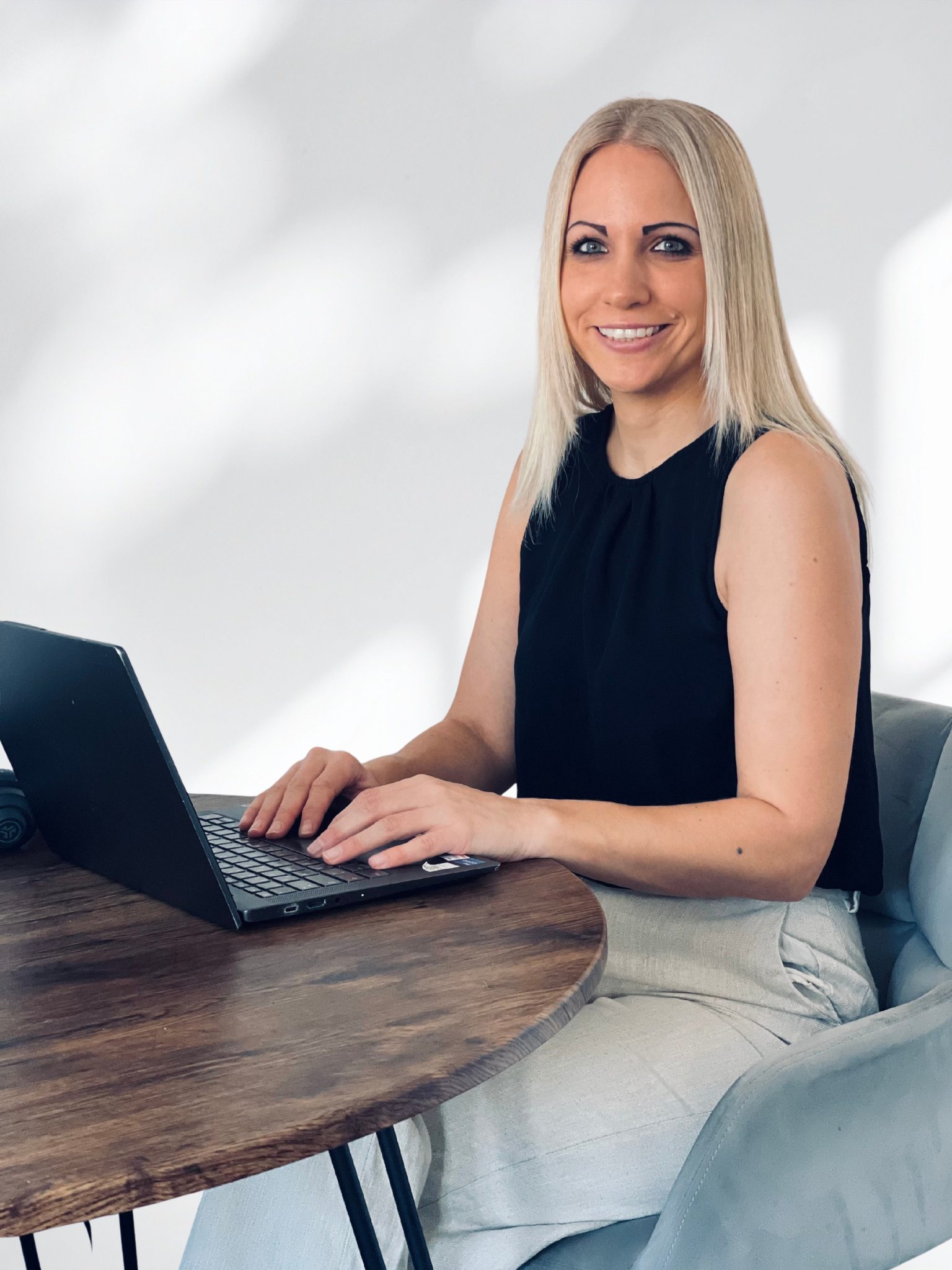 Annika Schelle am Laptop, Kontakt für persönliche IT-Freelancer Vermittlung